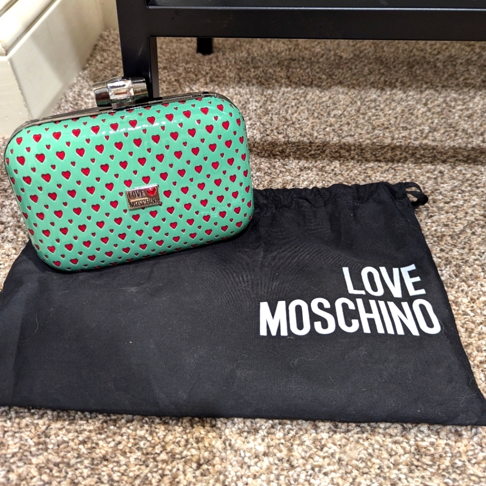 Love Moschino NWT clam shell clutch with shoulder strap green red ♥️